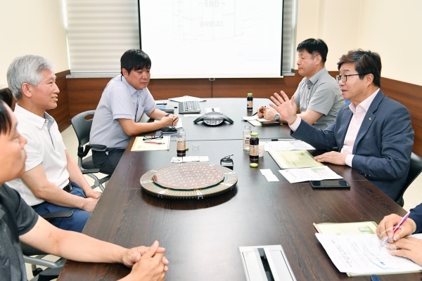 7일 수원시 영통구 ㈜에이엠에스티에서 염태영 시장이 업체 관계자와 면담을 진행하고 있다.