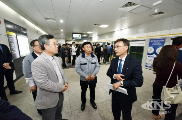 정하영 김포시장이 김포골드라인 역사내 승객편의시설 운영실태 등을 점검하고 있다.[사진=김포시 제공]