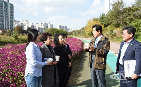 안병용 의정부시장이 중랑천 생태하천 환경개선사업 현장을 방문해 시민들과 대화를 나누고 있다.