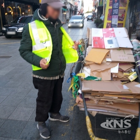 △광주 동구 폐지줍는어르신 지원(안전조끼 지원)[사진=광주동구 제공]