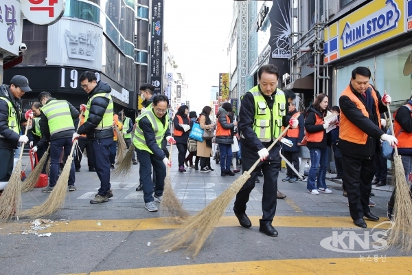 △광주 동구 새해 맞아 ‘2020년 쓰레기 없는 동구 원년 선포'[사진=광주동구 제공]