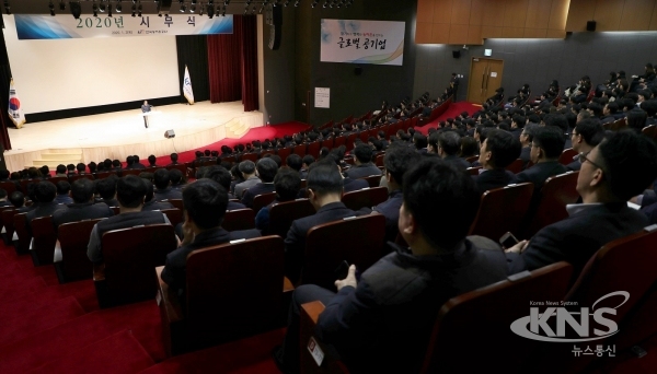 △한국농어촌공사는 2일 본사 아트홀에서 시무식을 열고 농어촌 현장과 고객서비스 중심의 경영체제를 확립하고 공익적기여를 강화하겠다고 밝혔다.[사진=한국농어촌공사 제공]