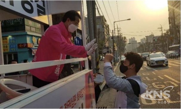 류성걸 후보가 선거 유세 중 지나가던 새내기 유권자와 인사를 나누고 있다. [사진=류성걸 후보 선거사무소]