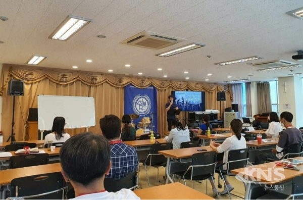 드럼전공 황정관 교수가 예비 찬양사역자들에게 강의를 학고 있다.{사진=유기현기자]