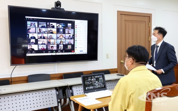 도성훈 인천교육청 교육감이 수능시험장교 학교장들과 원격화상회의를 진행하고 있다[사진=인천시교육청]