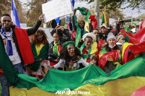 미국 백악관 근처에서 미국이 티그레 인민해방전선(TPLF)을 지원하고 있다고 항의하는 집회 참가자 ⓒAFPBBNews