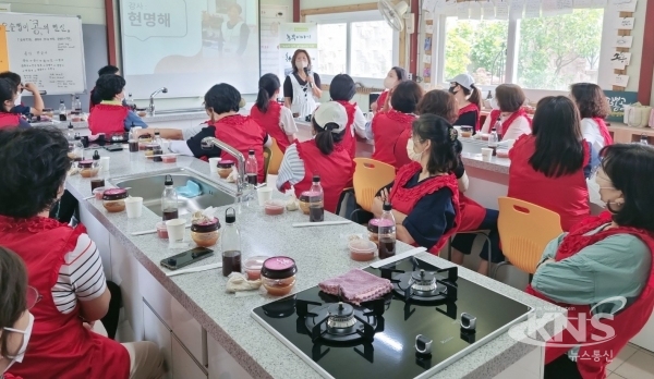 ▲청주 강내농협이 우수 고객을 초청해 농장체험을 실시했다.(사진=충북농협본부)