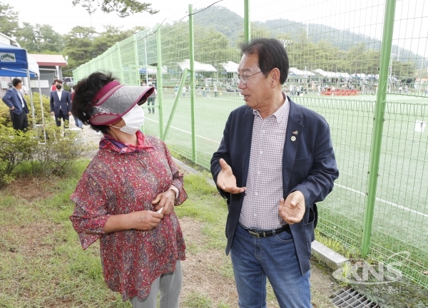 ▲송인헌 괴산군수가 지난 5일 괴산군수배 그라운드 골프대회에서 군민과 대화를 나누고 있다.(사진=괴산군)