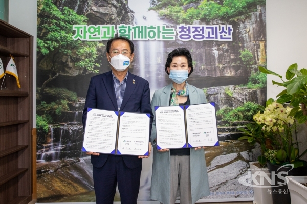 ▲괴산군-㈔대한민국 김치협회 맞손, 왼쪽부터 송인헌 군수, 이하연 협회장(사진=괴산군)