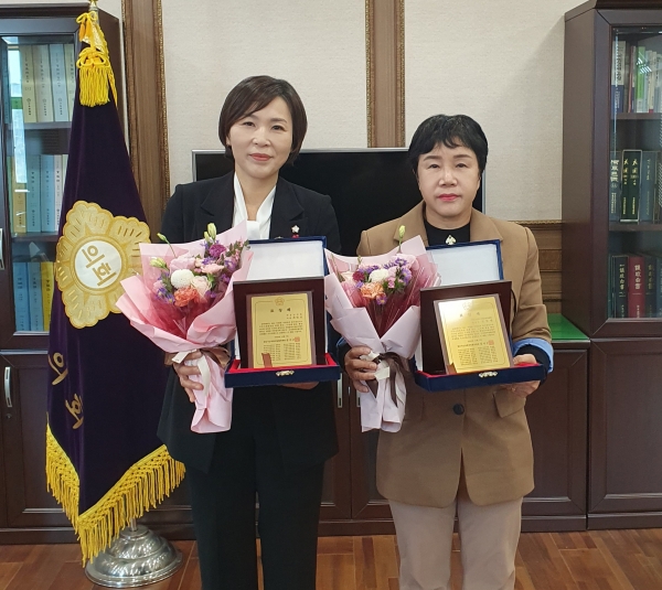 하동군의회 김민연(오른쪽), 최민경의원이 지난달 28일 경남시군의회의장협의회에서 수여하는 의정활동 우수의원으로 선정돼 표창패를 받았다. 사진=하동군의회 제공