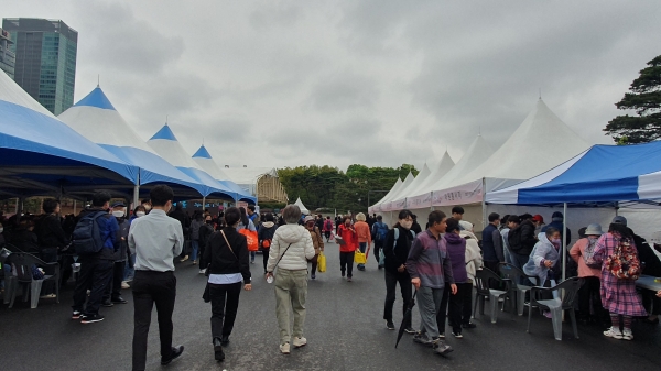 사진 : 여의도문화공원에서 열린 2023 누리축제에 방문한 관람객들이 각 부스를 둘러보고 있다.