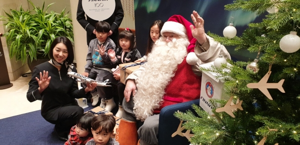 선물을 가지고 와 아이들과 함께 포즈를 취하는 산타클로스 할아버지 Ⓒ 박세호 