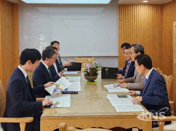 박남서 영주시장은 1일 남성현 산림청장과 면담을 갖고 현안사업을 논의했다. [사진=영주시]