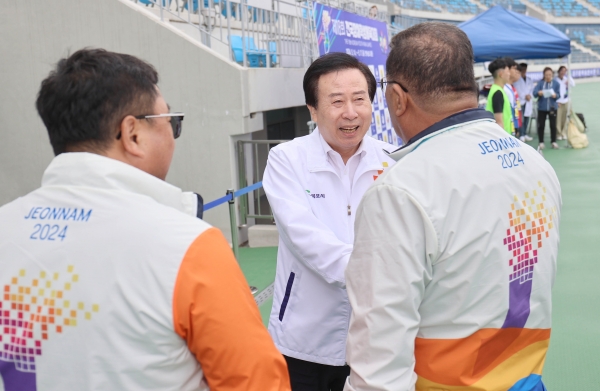 박홍률 목포시장이 전국장애학생체전이 열리는 대회운영본부와 시상식에 참석해 선수들과 관계자들을 격려했다. / 목포시 제공