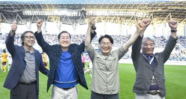 강기정 광주광역시장이 지난 21일 오후 대구광역시 DGB대구은행파크를 방문해 축구장 시설을 견학하고 있다. / 광주광역시 제공