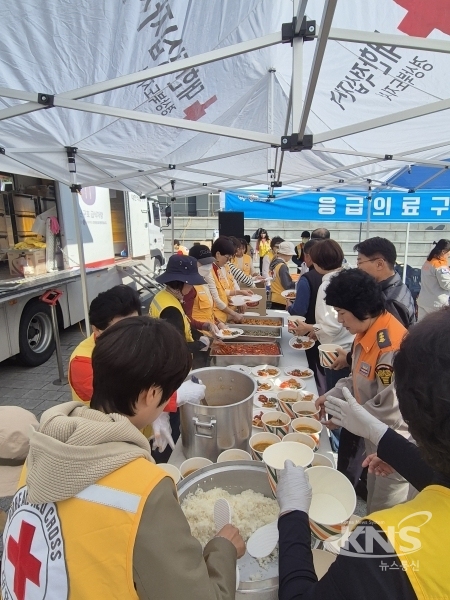 적십자봉사회 칠곡지구협의회 소속봉사원들이 2024년 재난대응 안전한국 훈련에 참여해 재난구호급식 활동 훈련을 실시하고 있다  사진=경북적십자사