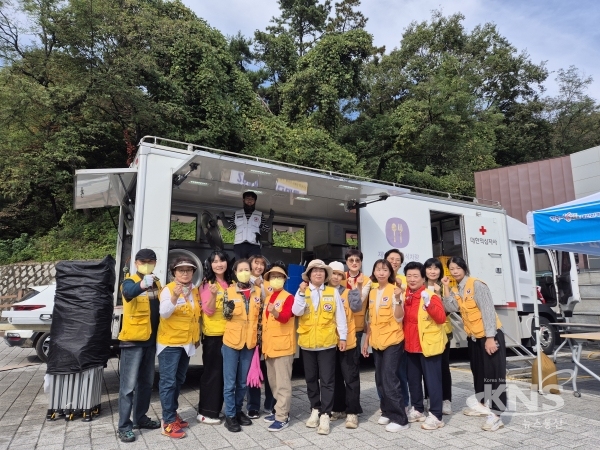 적십자봉사회 칠곡지구협의회 소속 봉사원들이 2024년 재난대응 안전한국 훈련에 참여한 후 기념 촬영을 하고 있다.