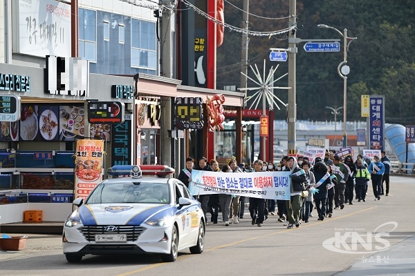 영덕군 민·관 단체들이 강구대게상가에서 호객행위 근절 캠페인을 펼치고 있다. [사진=영덕군]