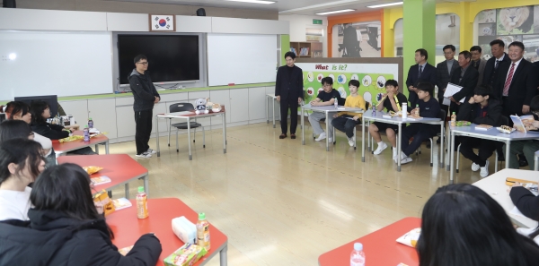 김대중 전남교육감을 비롯한 교육청 관계자들이 고흥도화초등학교 공동교육과정 운영 현장을 참관하고 있다 / 전남교육청 제공