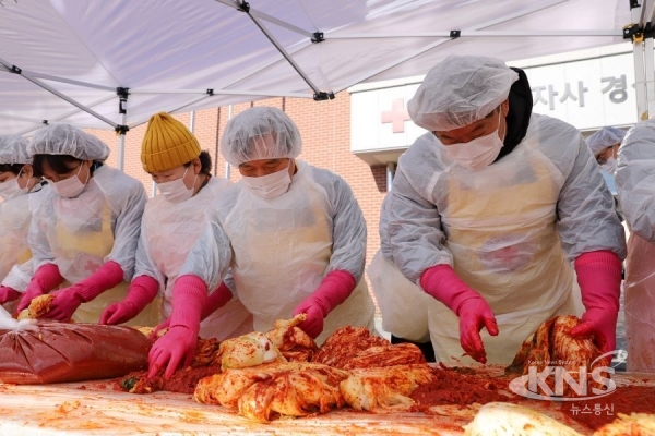 김장 김치를 만드는 (우측부터) 이재혁 경북도시개발공사 사장과 김재왕 경북적십자사 회장.  사진=경북적십자사