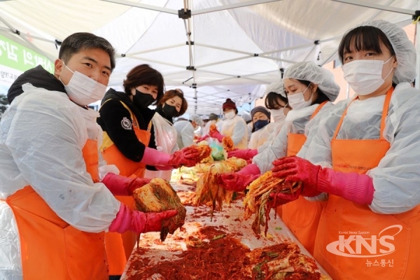 김장 김치를 만드는 경북개발공사 직원과 적십자 봉사원들의 모습.  사진=경북적십자사