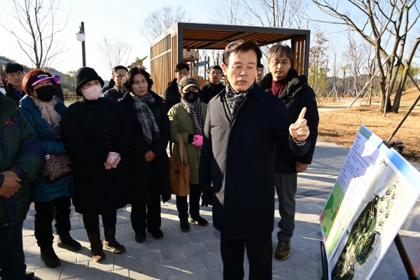 19일 조규일 진주시장이 장재공원의 주요 시설을 점검하고 있다. 사진제공=진주시청.